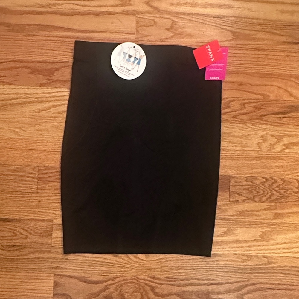 SPANX NWT M Shape-wear “Get a Grip” Skirt - Black